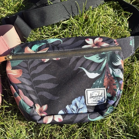 Herschel Seventeen Hip Packs Fanny Bags Pink & Floral Adjustable Belt Lot of 2 - Picture 2 of 8